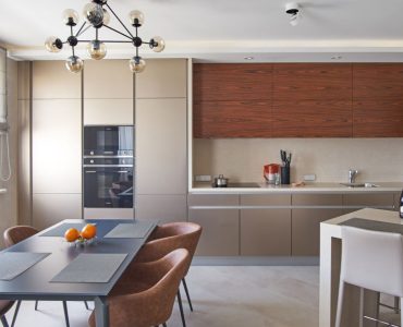Une cuisine moderne gris et marron avec un îlot et un coin repas