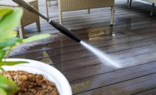 Nettoyage du sol de terrasse en bois par lavage à haute pression