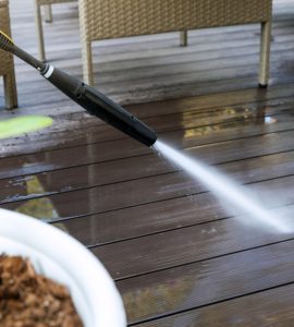 Nettoyage du sol de terrasse en bois par lavage à haute pression