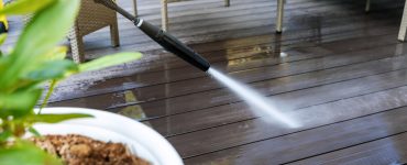 Nettoyage du sol de terrasse en bois par lavage à haute pression