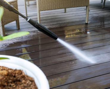 Nettoyage du sol de terrasse en bois par lavage à haute pression