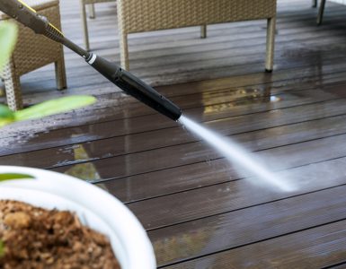 Nettoyage du sol de terrasse en bois par lavage à haute pression