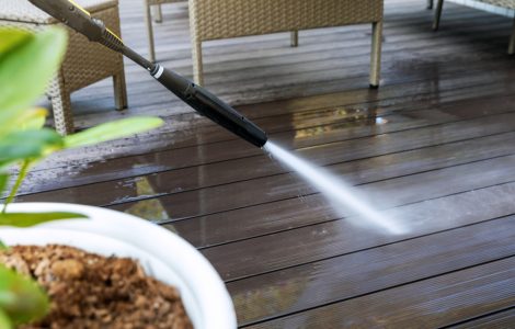 Nettoyage du sol de terrasse en bois par lavage à haute pression