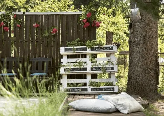 Un coin potager pratique et déco avec une seule palette