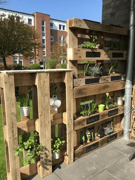 Un mur potager en guise de brise-vue sur une terrasse