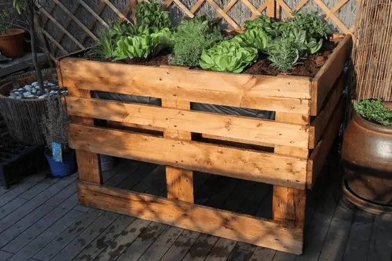 Une table potagère en palette adaptée pour une petite terrasse