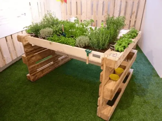 Un potager sur pied réalisé avec des palettes en bois