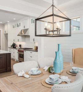 Salle à manger et cuisine d'une maison luxueuse