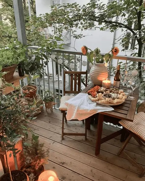 Une accumulation de plantes en pot sur un petit balcon