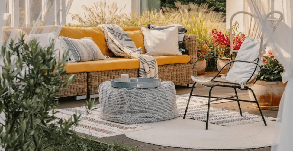 Une accumulation de tapis sur une grande terrasse de jardin