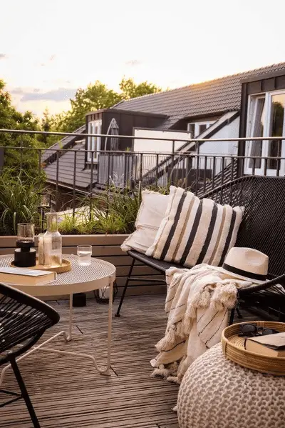 Deux coussins d'extérieurs sur une banquette de jardin