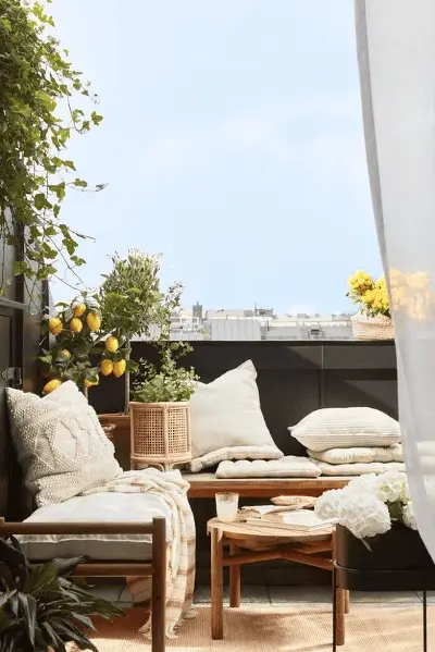 Des coussins d'assises et des coussins de déco pour habiller le salon de jardin du balcon