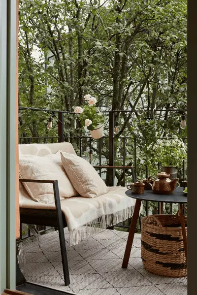 Un grand tapis à motifs pour rendre la terrasse du balcon plus cosy