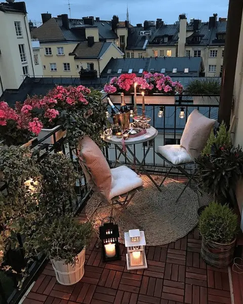 Des guirlandes et des lanternes pour illuminer en douceur la terrasse du balcon