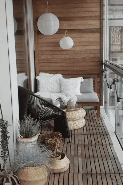 Des lanternes en papier accrochées sur le mur d'un balcon