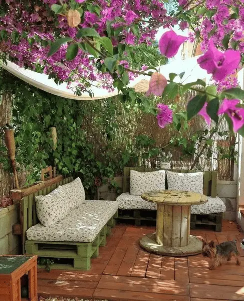 Un joli salon de jardin conçu avec quelques palettes de récup