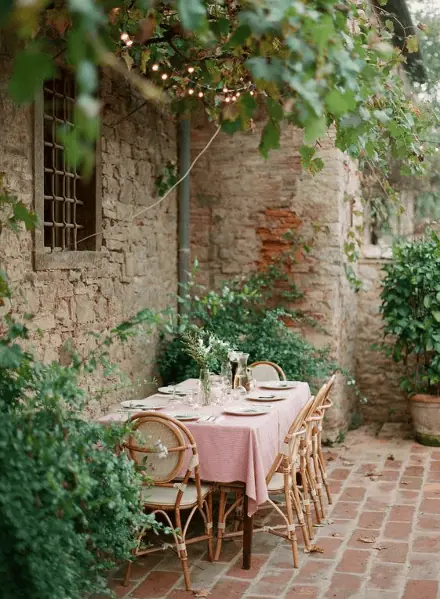 Une nappe rose poudrée pour une table à l'esprit champêtre