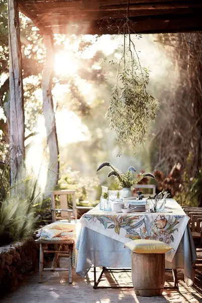 Une jolie table nappée sur la terrasse du jardin