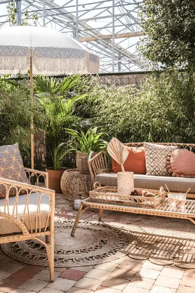 Deux tapis en jute de style bohème dans un petit jardin