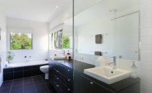 Une salle de bains moderne en noir et blanc