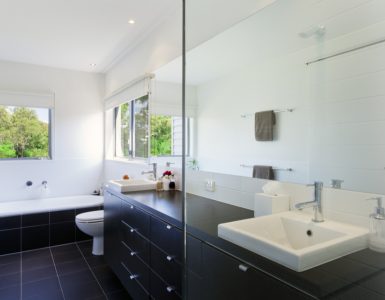 Une salle de bains moderne en noir et blanc