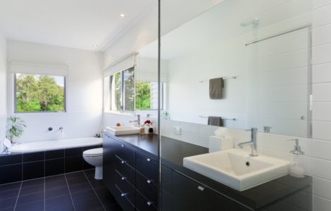 Une salle de bains moderne en noir et blanc