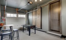 Intérieur de garage avec babyfoot éclairé par une suspension