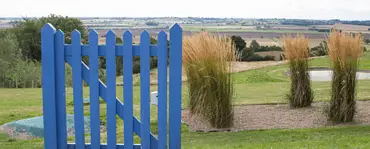 Un portillon bleu dans la campagne