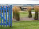 Un portillon bleu dans la campagne