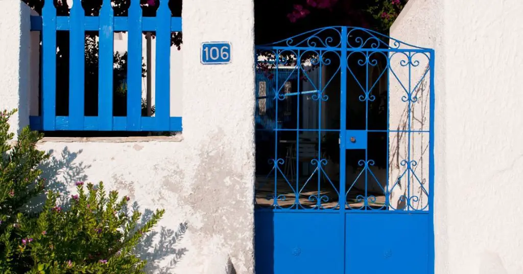 Si vous avez un mur blanc, vous pouvez oser toutes les couleurs ! Ce bleu cyclade par exemple donne des petits airs de Santorin à cette entrée