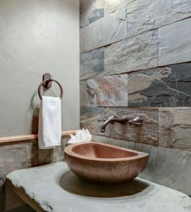 Une petite salle de bains avec un mur imitation pierre