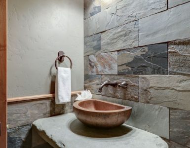 Une petite salle de bains avec un mur imitation pierre