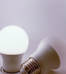 Deux ampoules LED, une allumée et une éteinte