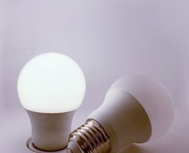 Deux ampoules LED, une allumée et une éteinte