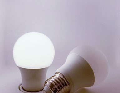 Deux ampoules LED, une allumée et une éteinte