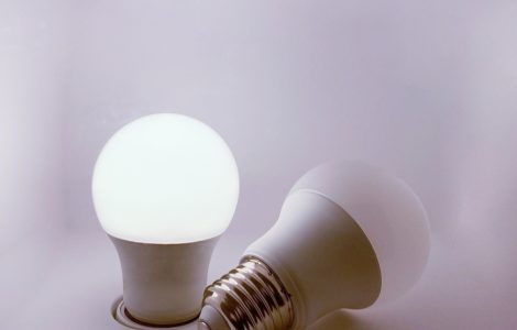 Deux ampoules LED, une allumée et une éteinte