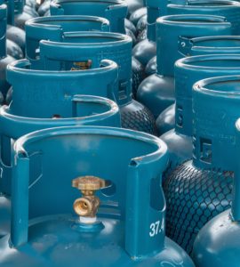 Plusieurs bouteilles de gaz bleues alignées