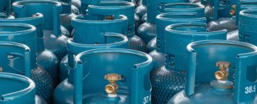 Plusieurs bouteilles de gaz bleues alignées