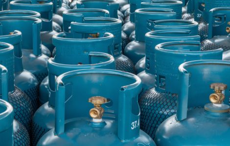 Plusieurs bouteilles de gaz bleues alignées