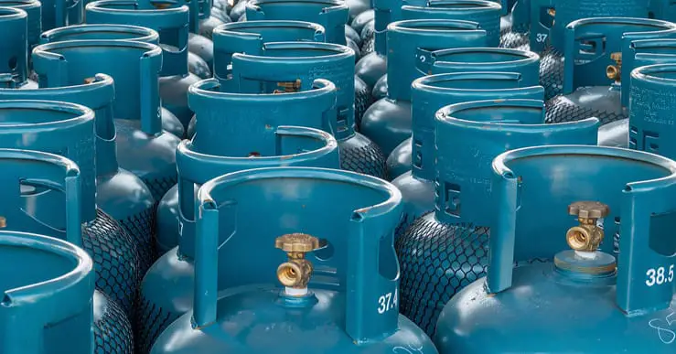 Plusieurs bouteilles de gaz bleues alignées