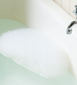 Une baignoire remplie d'eau savonneuse