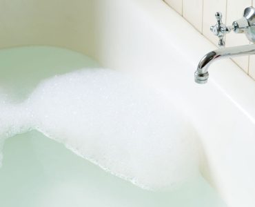 Une baignoire remplie d'eau savonneuse