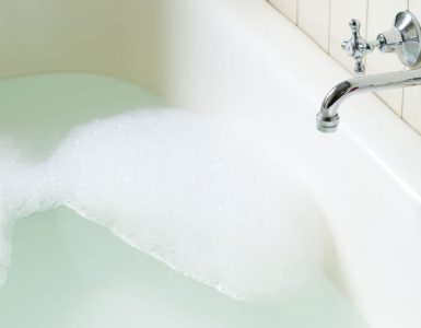 Une baignoire remplie d'eau savonneuse