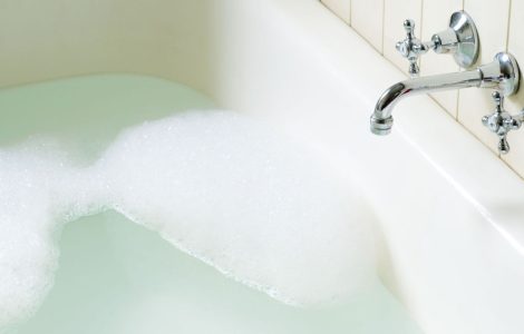 Une baignoire remplie d'eau savonneuse