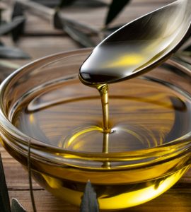 Verser l'huile d'olive d'une cuillère dans un bol