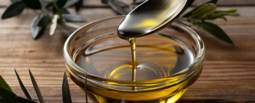 Verser l'huile d'olive d'une cuillère dans un bol