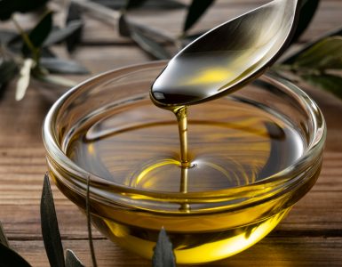 Verser l'huile d'olive d'une cuillère dans un bol