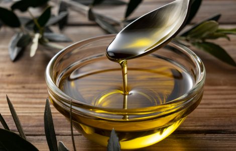 Verser l'huile d'olive d'une cuillère dans un bol