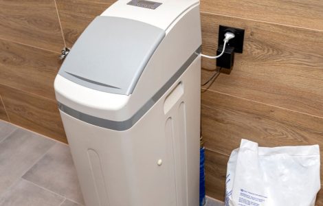 Adoucisseur d'eau fait maison avec le couvercle fermé