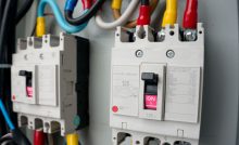 Zoom sur deux disjoncteurs installés dans le tableau électrique